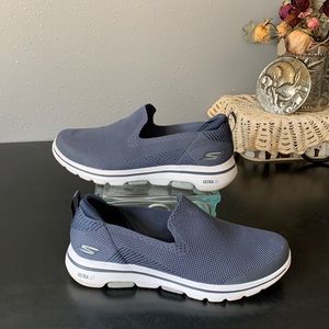 Skechers mens slip on shoes ultra go navy size 10.5 air cooled goga mat EUC